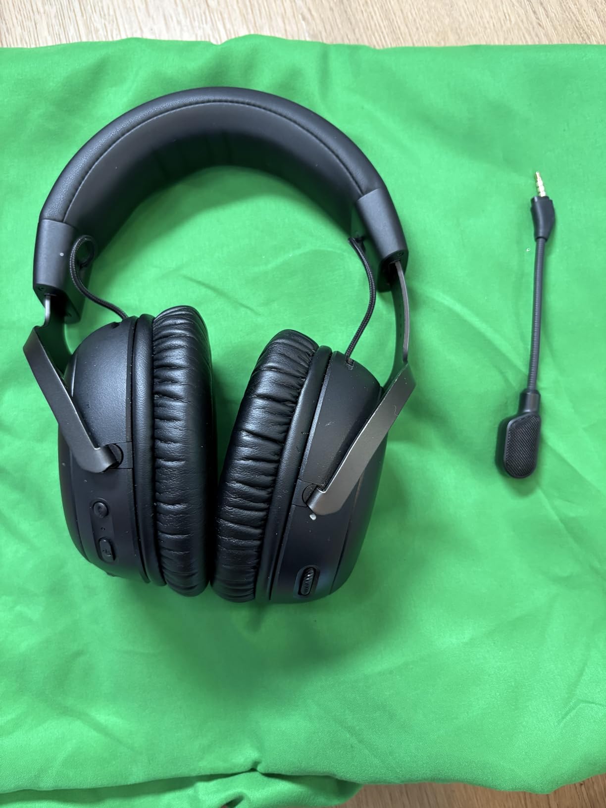 HyperX Cloud III – Wired Gaming Headset, PC, PS5, Xbox Series X|S, Angled 53mm Drivers, DTS Spatial Audio, Memory Foam, Durable Frame, Ultra-Clear 10mm Mic, USB-C, USB-A, 3.5mm – Black/Red - Customer Photo 3