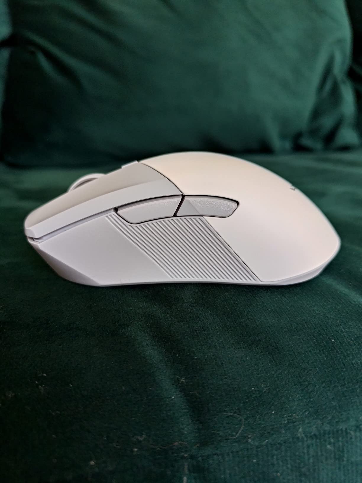 ASUS ROG Gladius III Wireless Aimpoint Gaming Mouse – Right-Handed Ergonomic, 79g, Tri-Mode Connectivity, 36K DPI, up to 119Hr Battery, Hot-Swappable Switches, PC/Mac Support - Black - Customer Photo 2