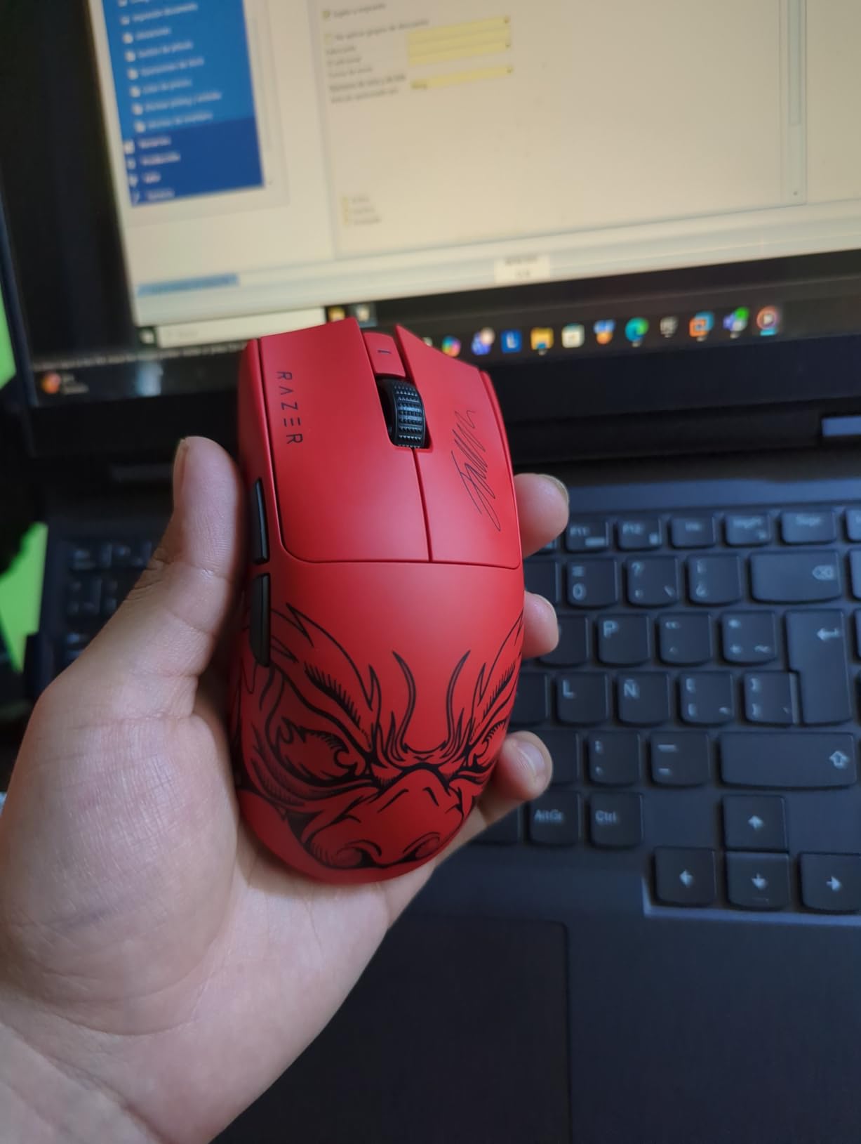 Razer Viper V3 Pro Wireless Esports Gaming Mouse: Symmetrical - 54g Lightweight - 8K Polling - 35K DPI Optical Sensor - Gen3 Optical Switches - 8 Programmable Buttons - 95 Hr Battery - Black - Customer Photo 1