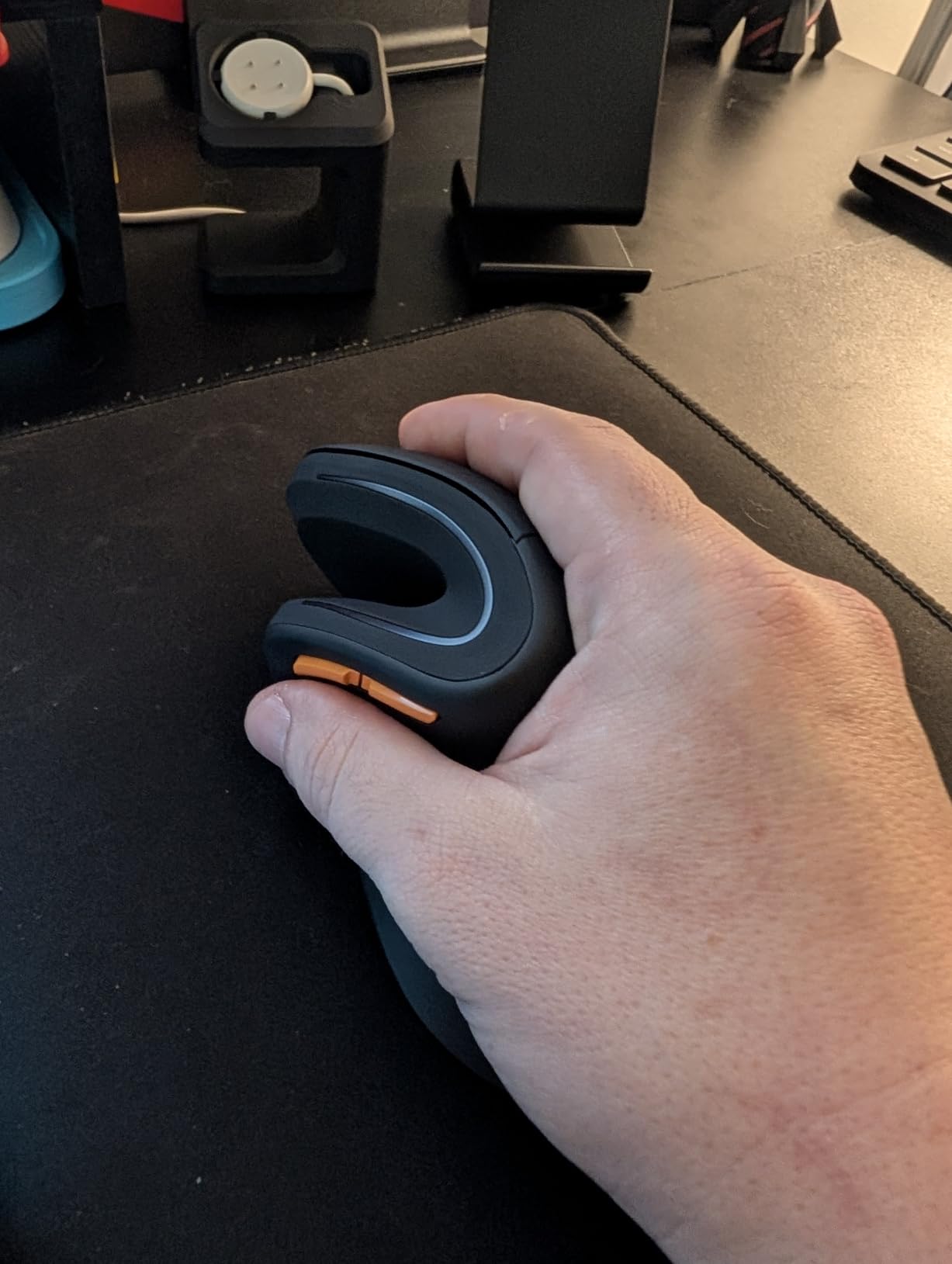 ProtoArc Ergonomic Mouse, EM11 NL Bluetooth Rechargeable Wireless Vertical Mouse, 3 Multi-Device Connectivity for Computer/PC/Laptop, 2.4GHz Optical Mice for Windows, Mac OS, Black - Customer Photo 5