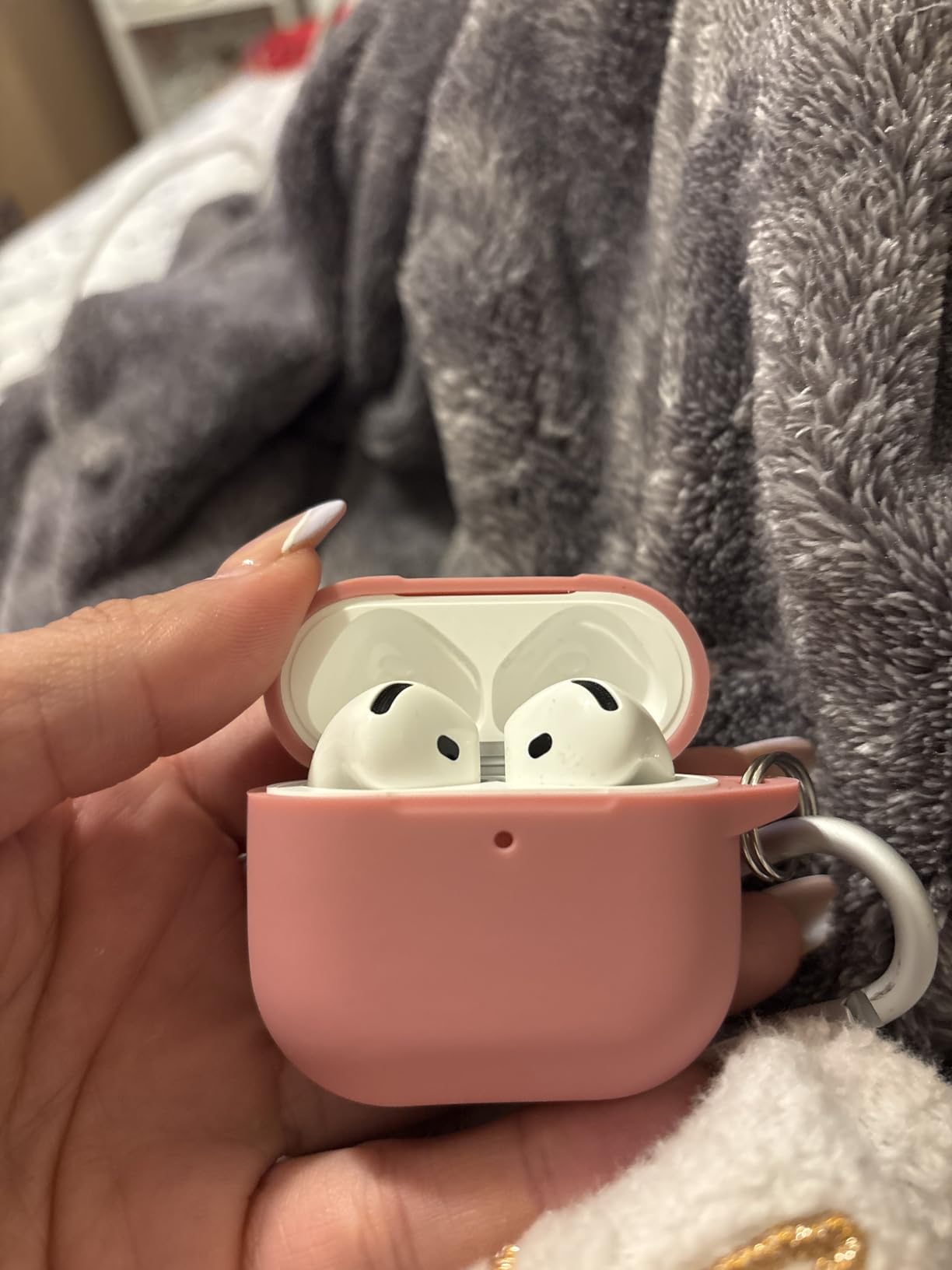 Apple AirPods 4 Wireless Earbuds, Bluetooth Headphones, Personalized Spatial Audio, Sweat and Water Resistant, USB-C Charging Case, H2 Chip, Up to 30 Hours of Battery Life, Effortless Setup for iPhone - Customer Photo 2