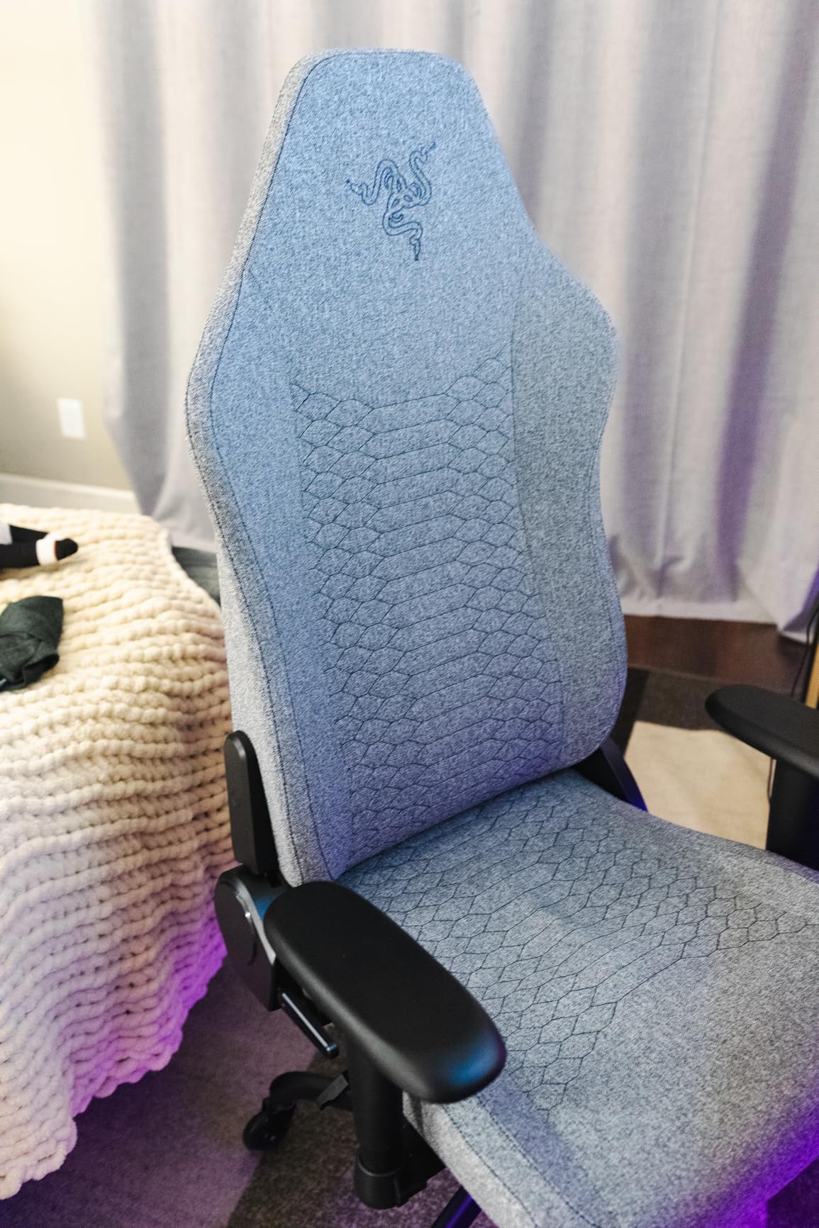 Razer Iskur V2 X Ergonomic Gaming Chair: Built-in Lumbar Support - Widened Seat Base - High Density Foam Cushions - Adjustable 152 Degree Recline - 2D Armrests - Plush Fabric Finish - Black - Customer Photo 1
