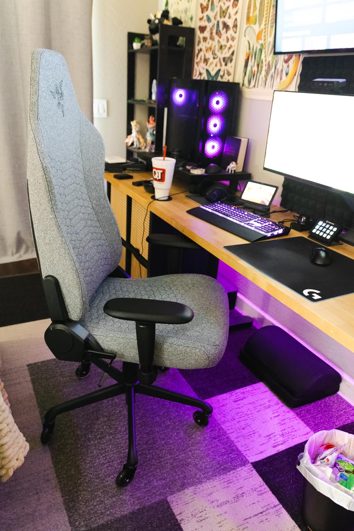 Razer Iskur V2 X Ergonomic Gaming Chair: Built-in Lumbar Support - Widened Seat Base - High Density Foam Cushions - Adjustable 152 Degree Recline - 2D Armrests - Plush Fabric Finish - Black - Customer Photo 2