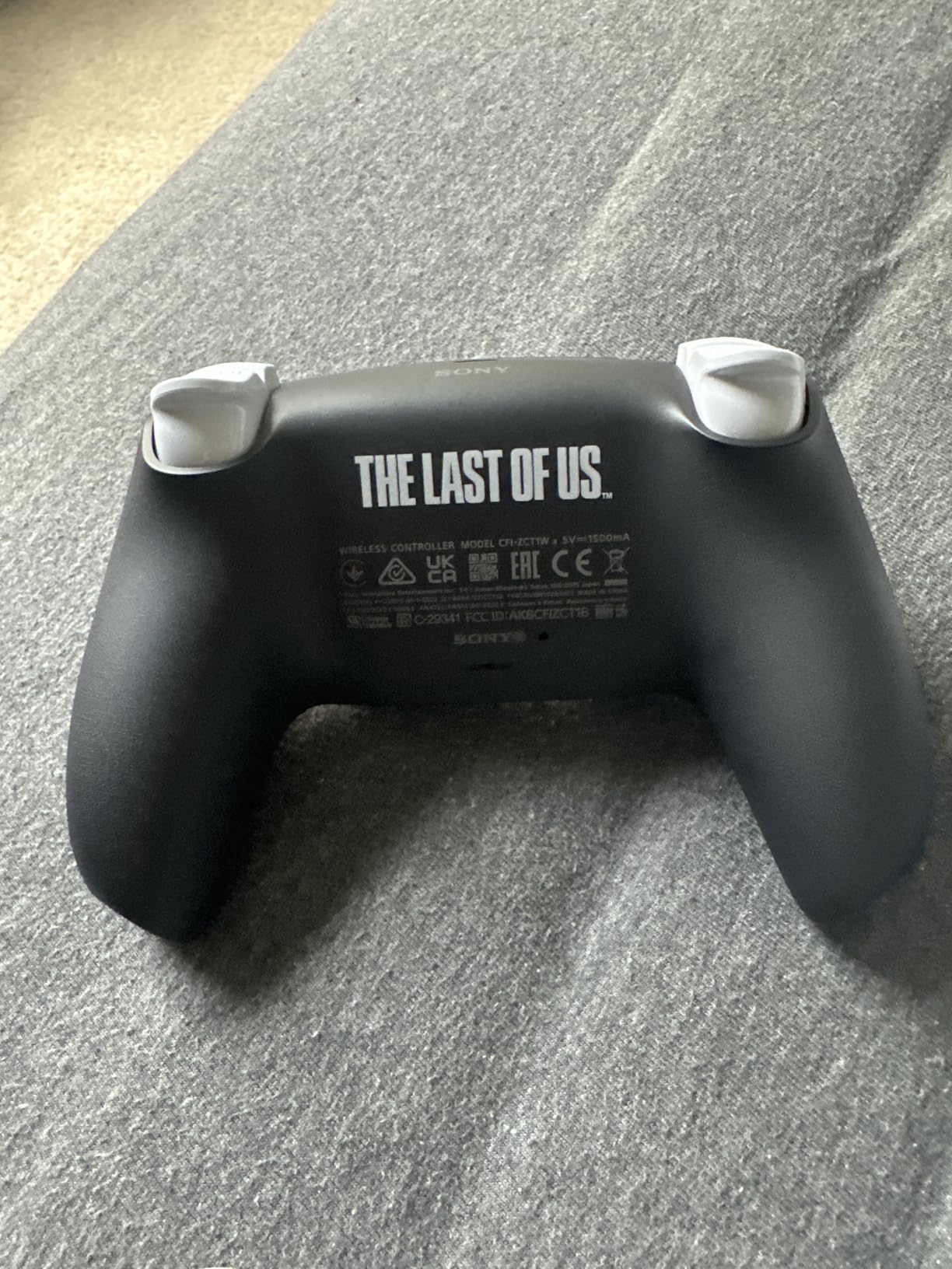 PlayStation DualSense® Wireless Controller – The Last of Us™ Limited Edition Customer Review PlayStation DualSense® Wireless Controller – The Last of Us™ Limited Edition - Customer Photo 2