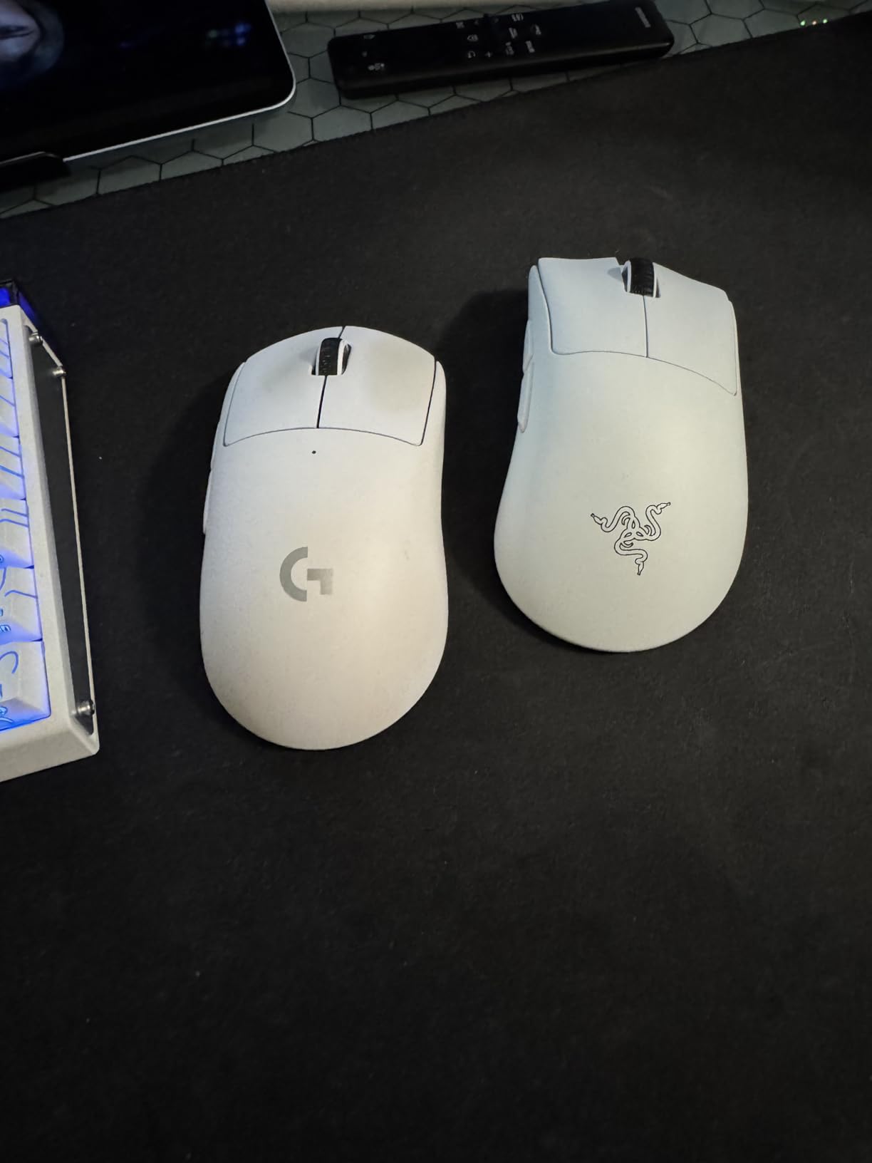 Razer DeathAdder V4 Pro Wireless Gaming Mouse: 56g Lightweight - HyperSpeed Wireless Gen-2 - Optical Scroll Wheel - Optical Switches Gen-4 - Focus Pro 45K Sensor Gen-2 - Up to 150 Hr Battery - Customer Photo 1
