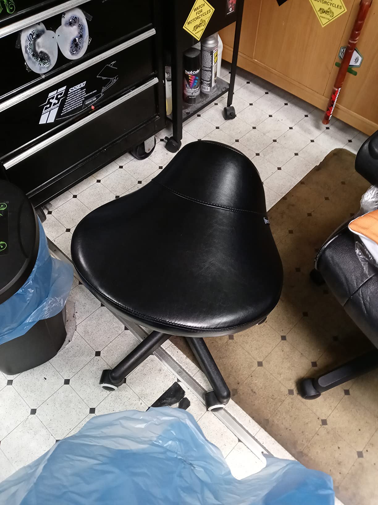 Master Massage Ergonomic Saddle Stool - Hydraulic Swivel Rolling Chair for Salon, Clinic, Tattoo, Dentist, Spa, Workshop, and Office - Black customer photo 2