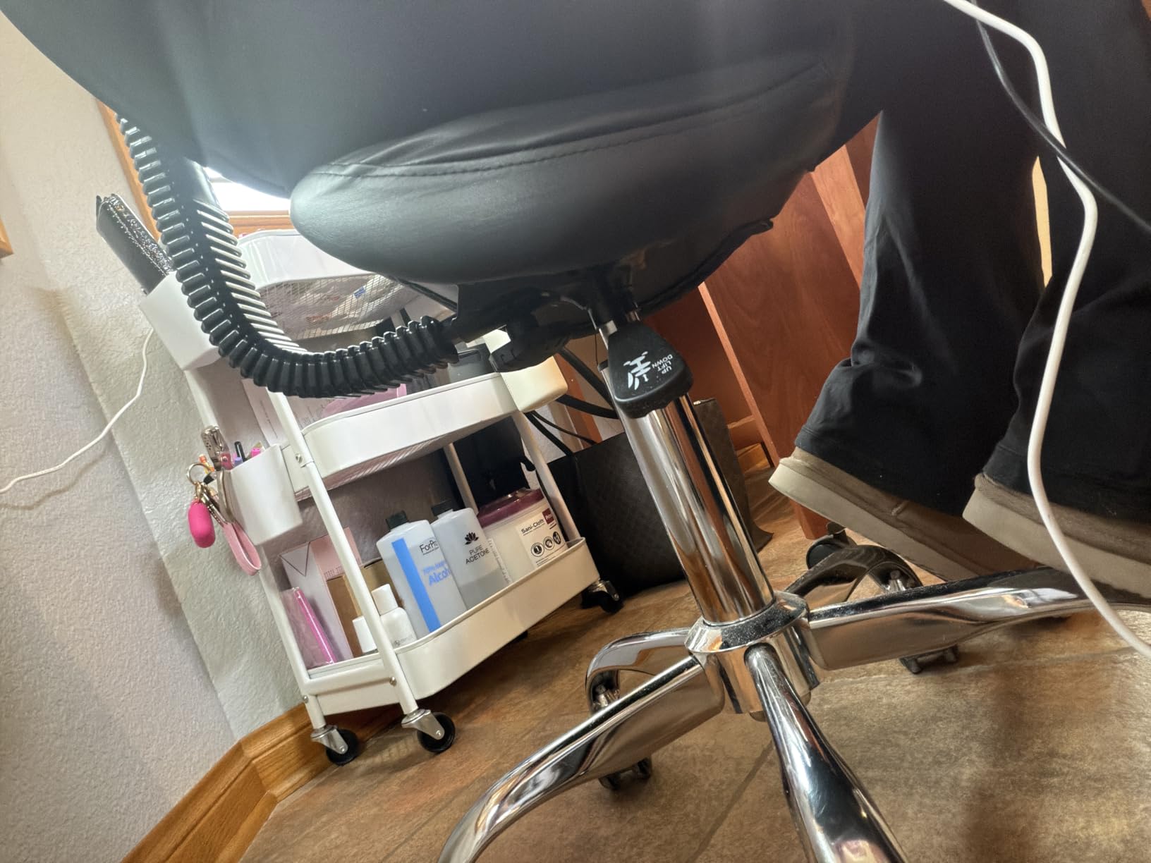 VEVOR Saddle Stool with Back Support and Wheels, 450 LBS Weight Capacity Ergonomic Rolling Stool, Height Adjustable Thickened PU Leather Swivel Saddle Chair for Salon, Spa, Massage, Tattoo, Black customer photo 1