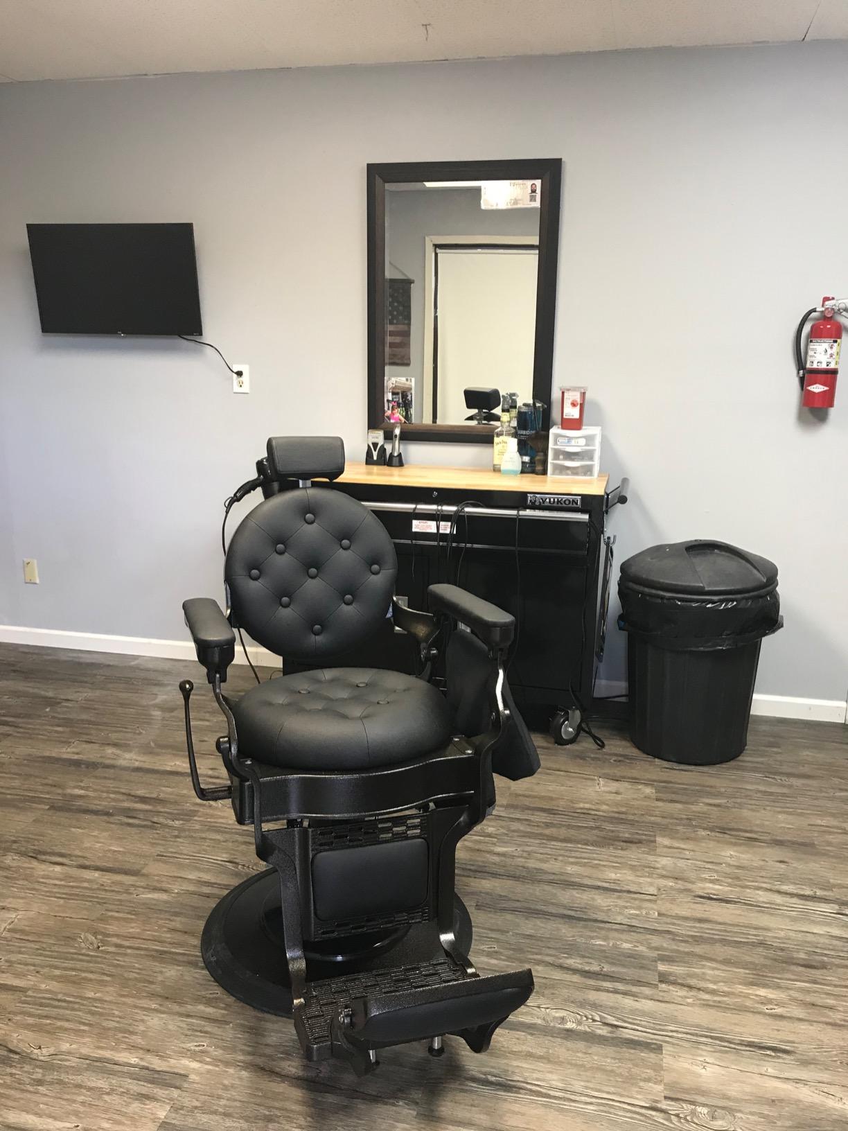 BarberPub Vintage Barber Chair Recline 2947 (Black with Black Frame) | Vintage Luxury Design, Hydraulic Reclining & 360° Swivel, Heavy Duty Metal Frame customer photo 1