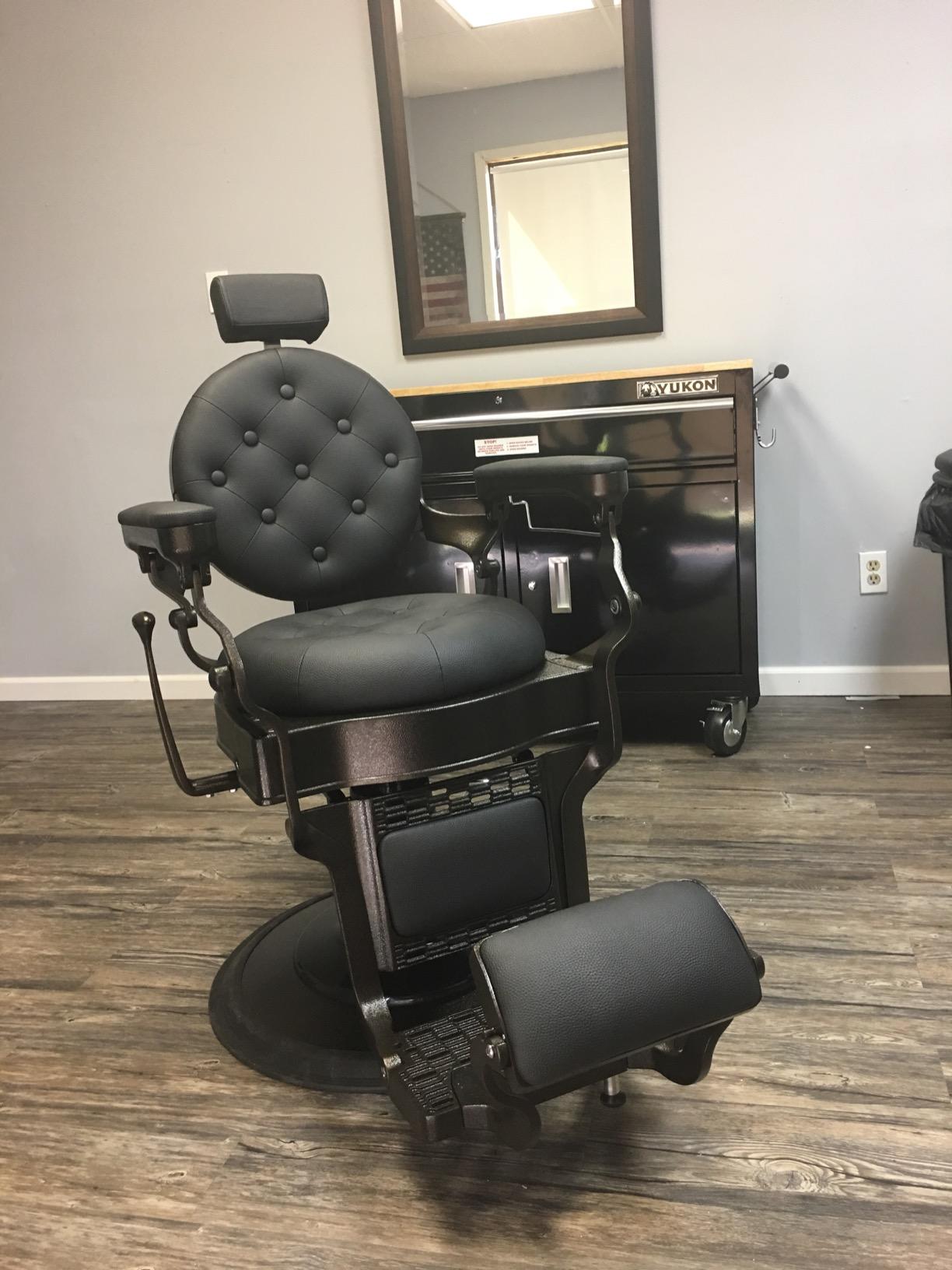 BarberPub Vintage Barber Chair Recline 2947 (Black with Black Frame) | Vintage Luxury Design, Hydraulic Reclining & 360° Swivel, Heavy Duty Metal Frame customer photo 2